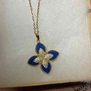 Elegant Gold and Blue Floral Pendant Necklace
